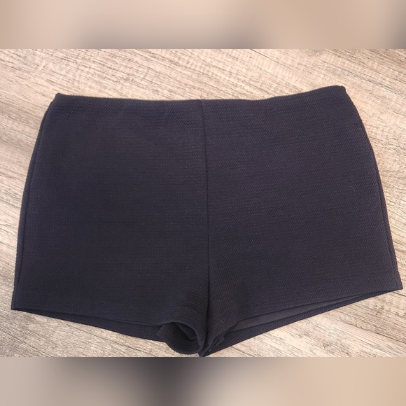🏷 Black Hot Shorts Junior's Size Large - Picture 2 of 6